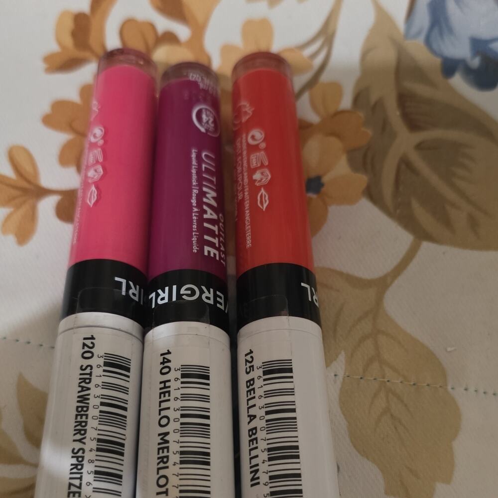 COVERGIRL Outlast Ultimatte Matte Lipstick Strawberry Spritzer, Hello Merlot, B…